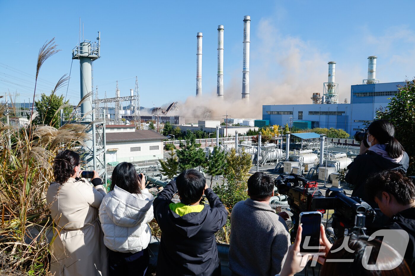본문 이미지 - 11일 낮 12시 한국동서발전 울산화력발전소 사고 현장에서 보일러 타워 4·6호기 발파 해체 작업이 진행되고 있다. 2025.11.11/뉴스1 ⓒ News1 안은나 기자