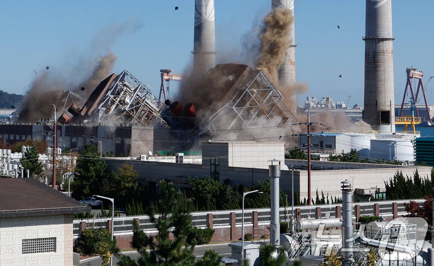 본문 이미지 - 11일 낮 12시 한국동서발전 울산화력발전소 사고 현장에서 보일러 타워 4·6호기 발파 해체 작업이 진행되고 있다. 2025.11.11/뉴스1 ⓒ News1 안은나 기자