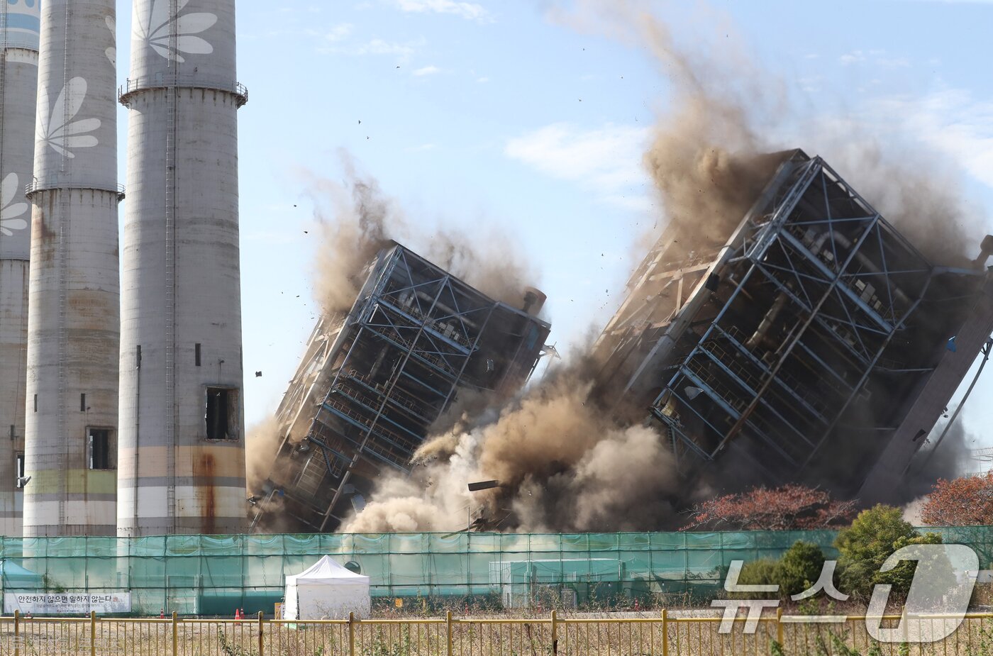 본문 이미지 - 11일 낮 12시 한국동서발전 울산화력발전소 사고 현장에서 보일러 타워 4·6호기 발파 해체 작업이 진행되고 있다. 2025.11.11/뉴스1 ⓒ News1 조민주 기자