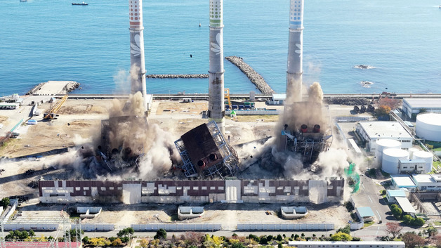 [르포] '쾅·쾅' 5초 만에 무너져…300미터 밖 천막까지 '충격파'