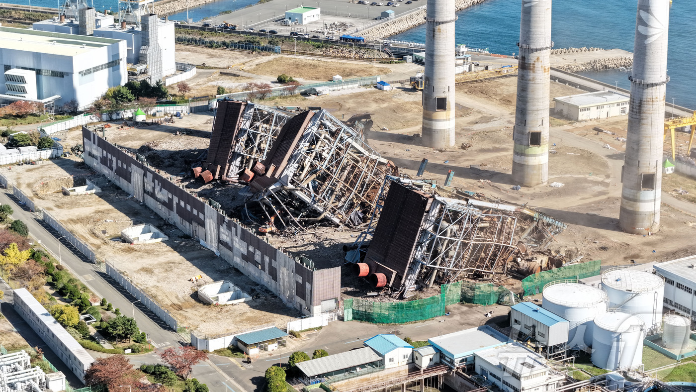 (울산=뉴스1) 안은나 기자 = 보일러 타워 붕괴 사고 발생 엿새째를 맞은 11일 울산 남구 울산화력발전소 보일러 타워 5호기 붕괴 사고 현장에서 매몰자와 실종자 구조를 위해 4· …