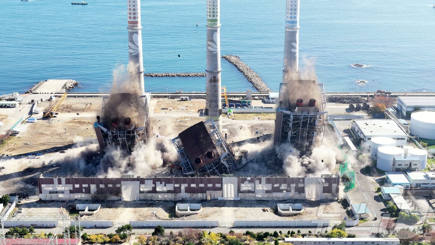 본문 이미지 - 보일러 타워 붕괴 사고 발생 엿새째를 맞은 11일 울산 남구 울산화력발전소 보일러 타워 5호기 붕괴 사고 현장에서 매몰자와 실종자 구조를 위해 4·6호기의 발파 해체 작업이 진행되고 있다. (공동취재) 2025.11.11/뉴스1 ⓒ News1 안은나 기자