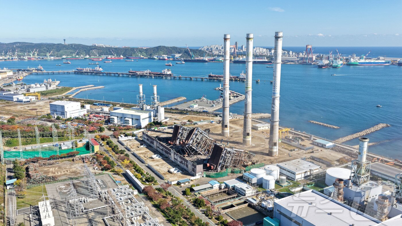 본문 이미지 - 보일러 타워 붕괴 사고 발생 엿새째를 맞은 11일 울산 남구 울산화력발전소 보일러 타워 5호기 붕괴 사고 현장에서 매몰자와 실종자 구조를 위해 4·6호기의 발파 해체 작업 직 후 모습. (공동취재) 2025.11.11/뉴스1 ⓒ News1 안은나 기자