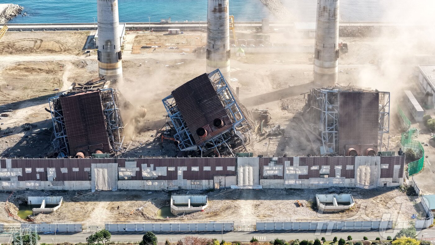 본문 이미지 - 보일러 타워 붕괴 사고 발생 엿새째를 맞은 11일 울산 남구 울산화력발전소 보일러 타워 5호기 붕괴 사고 현장에서 매몰자와 실종자 구조를 위해 4·6호기의 발파 해체 작업이 진행되고 있다. (공동취재) 2025.11.11/뉴스1 ⓒ News1 안은나 기자