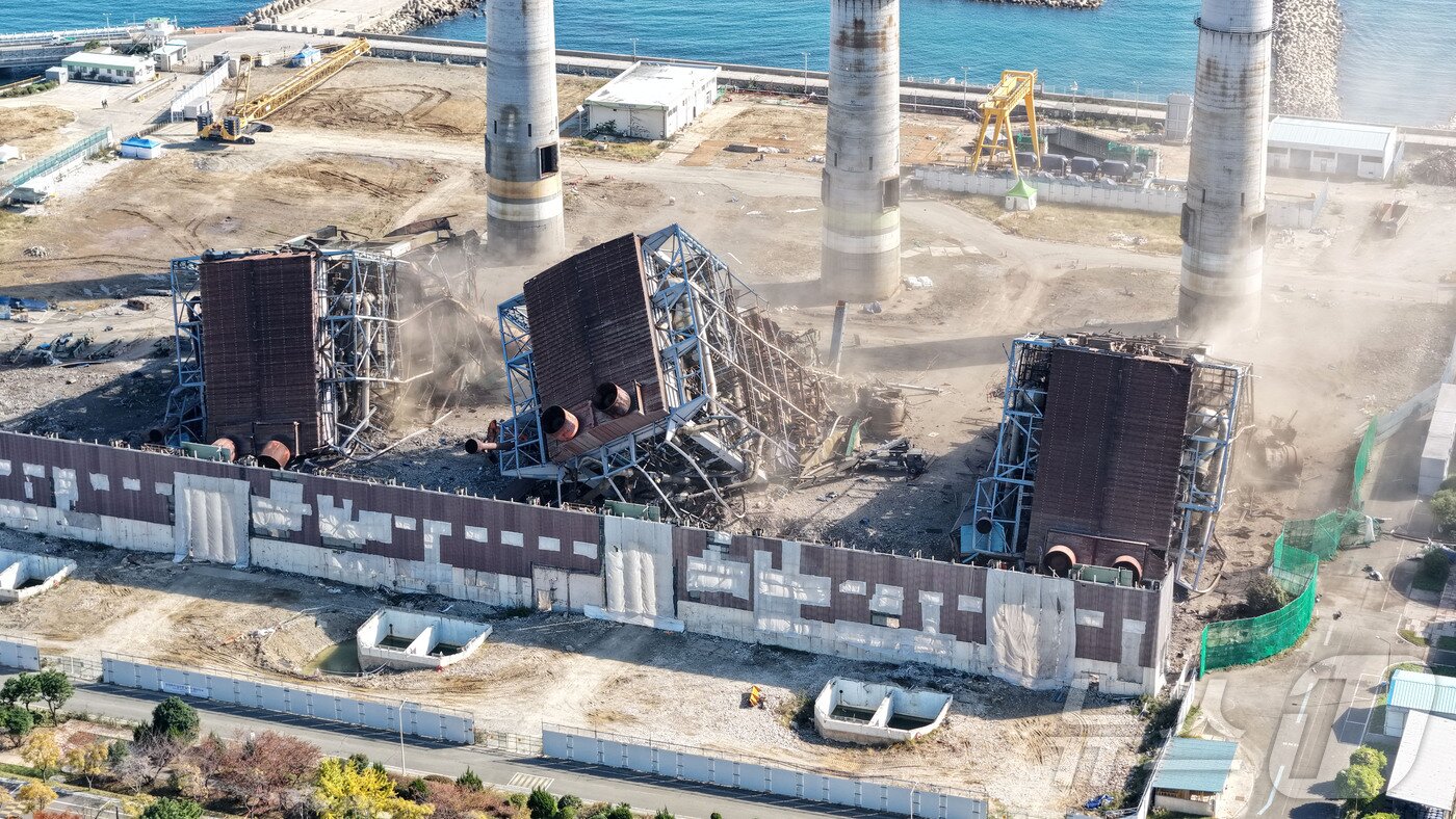 본문 이미지 - 보일러 타워 붕괴 사고 발생 엿새째를 맞은 11일 울산 남구 울산화력발전소 보일러 타워 5호기 붕괴 사고 현장에서 매몰자와 실종자 구조를 위해 4·6호기의 발파 해체 작업이 진행되고 있다. (공동취재) 2025.11.11/뉴스1 ⓒ News1 안은나 기자