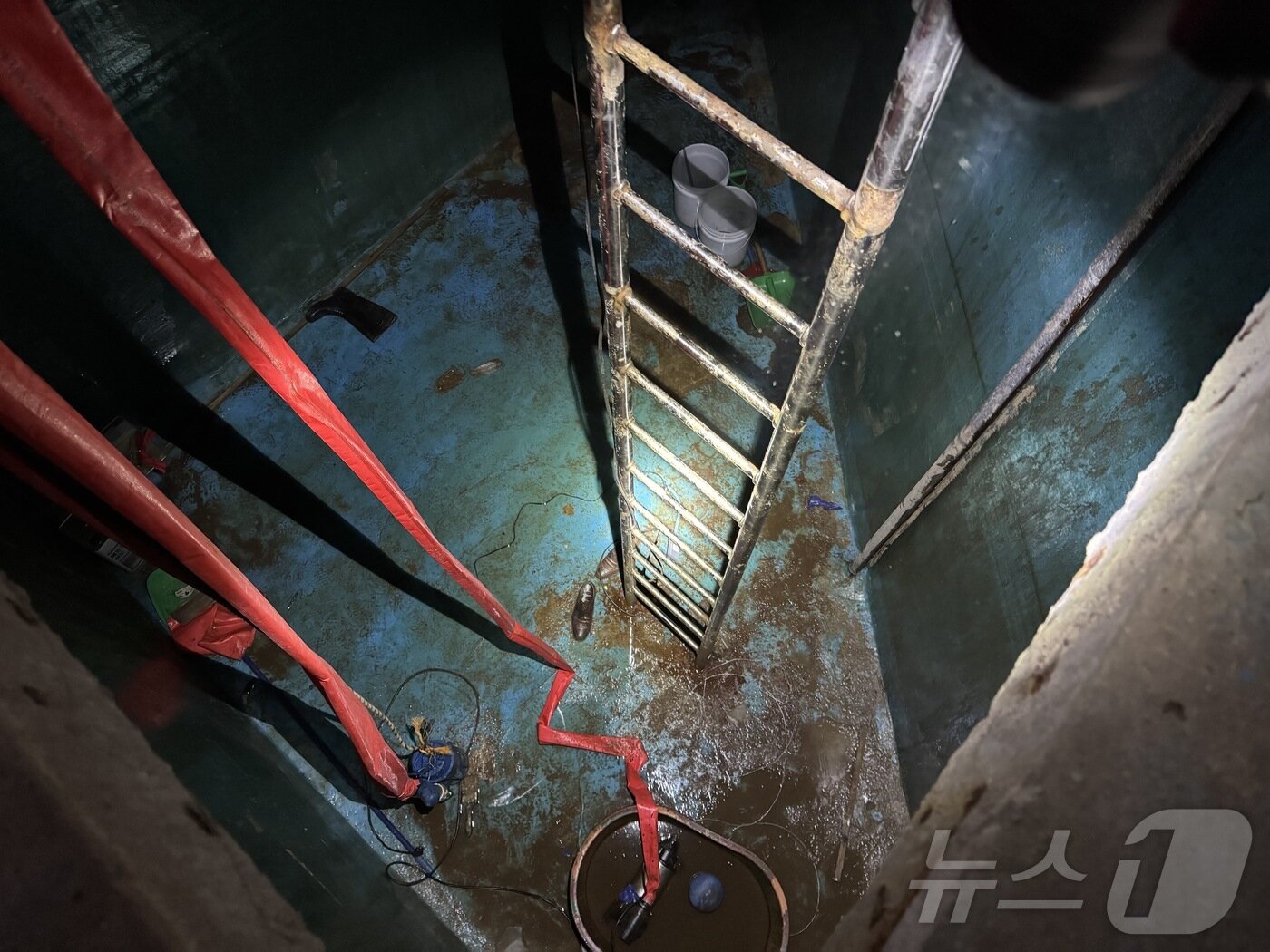 본문 이미지 - 11일 충남 천안시의 한 재활병원 병원장 등 직원 4명이 물탱크 내부에서 질식해 쓰러졌다. 사진은 병원 물탱크 내부 모습.&#40;천안동남소방서 제공, 재판매 및 DB금지&#41; 2025.11.11/뉴스1 ⓒ News1 이시우 기자