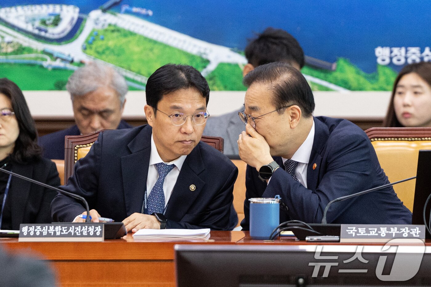 본문 이미지 - 김윤덕 국토교통부 장관이 11일 서울 여의도 국회에서 열린 제429회국회&#40;정기회&#41; 국토교통위원회 제5차 전체회의에 출석해 강주엽 행정중심복합도시건설청장과 대화하고 있다. 2025.11.11/뉴스1 ⓒ News1 이승배 기자