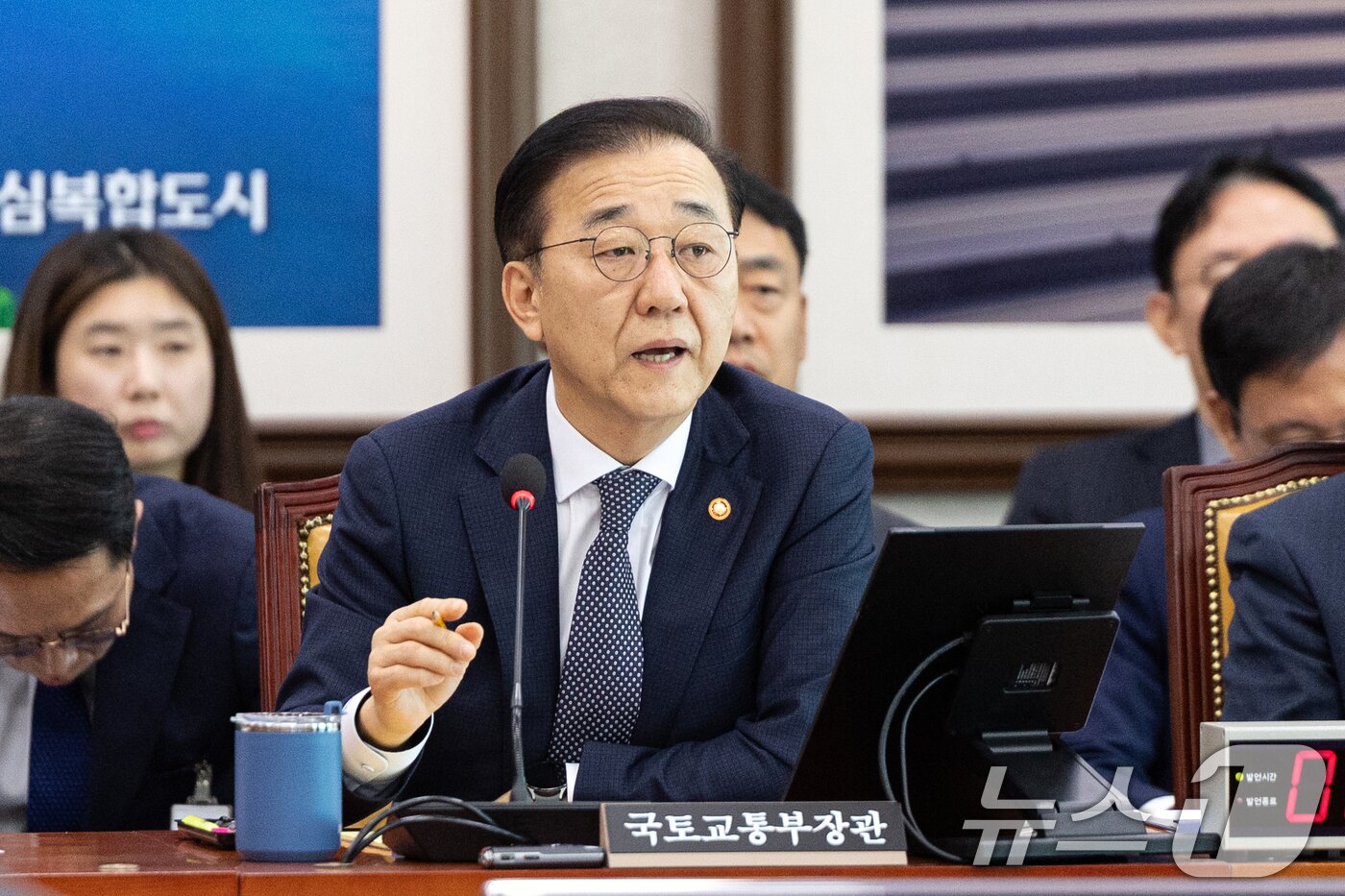 본문 이미지 - 김윤덕 국토교통부 장관이 11일 서울 여의도 국회에서 열린 제429회국회&#40;정기회&#41; 국토교통위원회 제5차 전체회의에 출석해 의원 질의에 답변하고 있다. 2025.11.11/뉴스1 ⓒ News1 이승배 기자