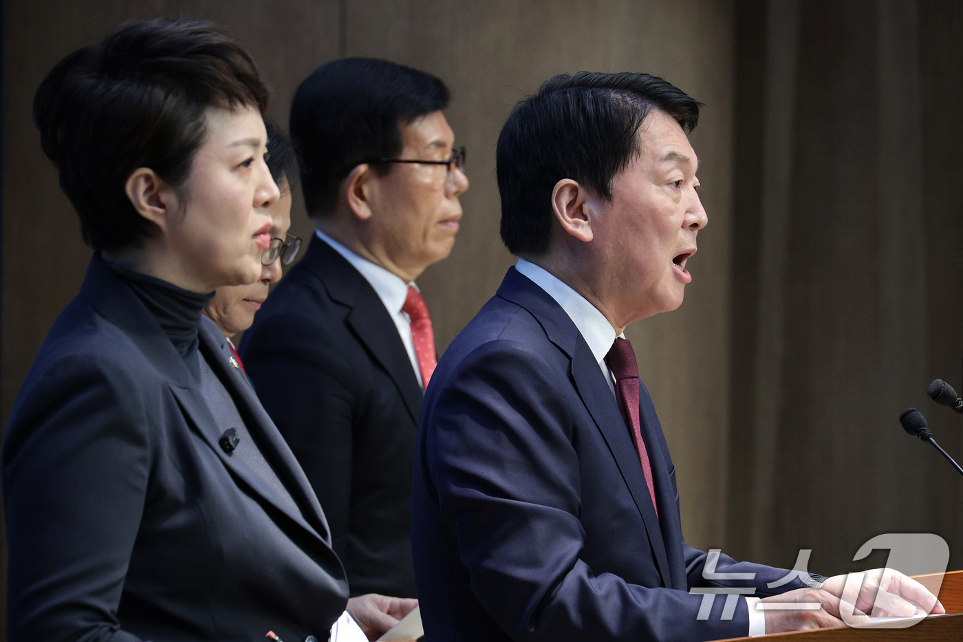 (서울=뉴스1) 신웅수 기자 = 성남을 지역구로 둔 안철수, 김은혜 국민의힘 의원이 11일 서울 여의도 국회 소통관에서 가진 기자회견에서 검찰의 대장동 개발 비리 사건 항소 포기를 …