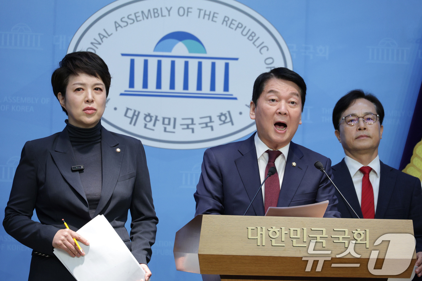 (서울=뉴스1) 신웅수 기자 = 성남을 지역구로 둔 안철수, 김은혜 국민의힘 의원이 11일 서울 여의도 국회 소통관에서 가진 기자회견에서 검찰의 대장동 개발 비리 사건 항소 포기를 …