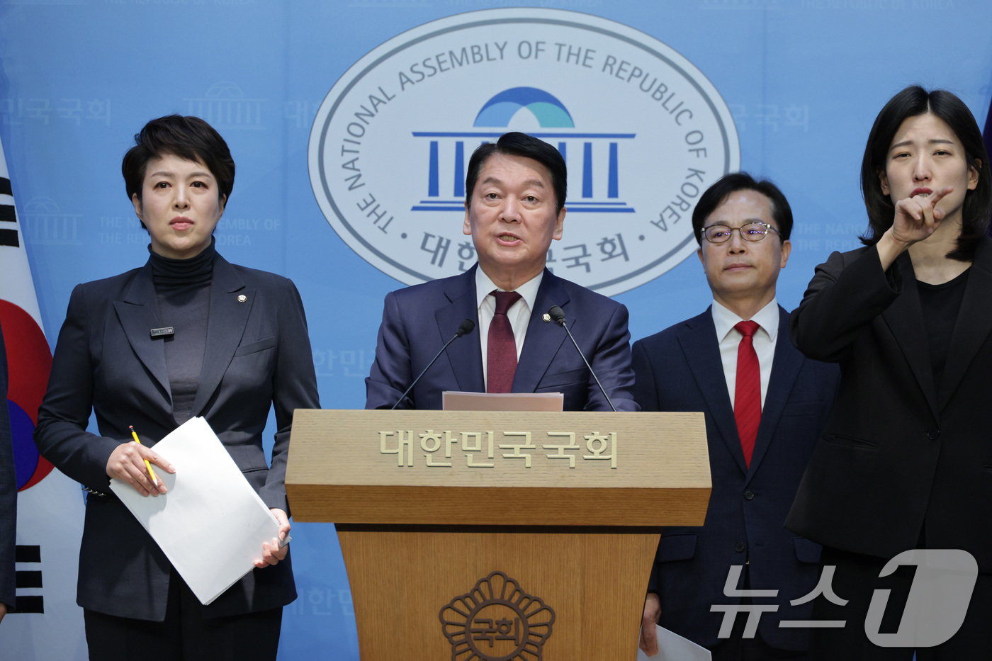 (서울=뉴스1) 신웅수 기자 = 성남을 지역구로 둔 안철수, 김은혜 국민의힘 의원이 11일 서울 여의도 국회 소통관에서 가진 기자회견에서 검찰의 대장동 개발 비리 사건 항소 포기를 …