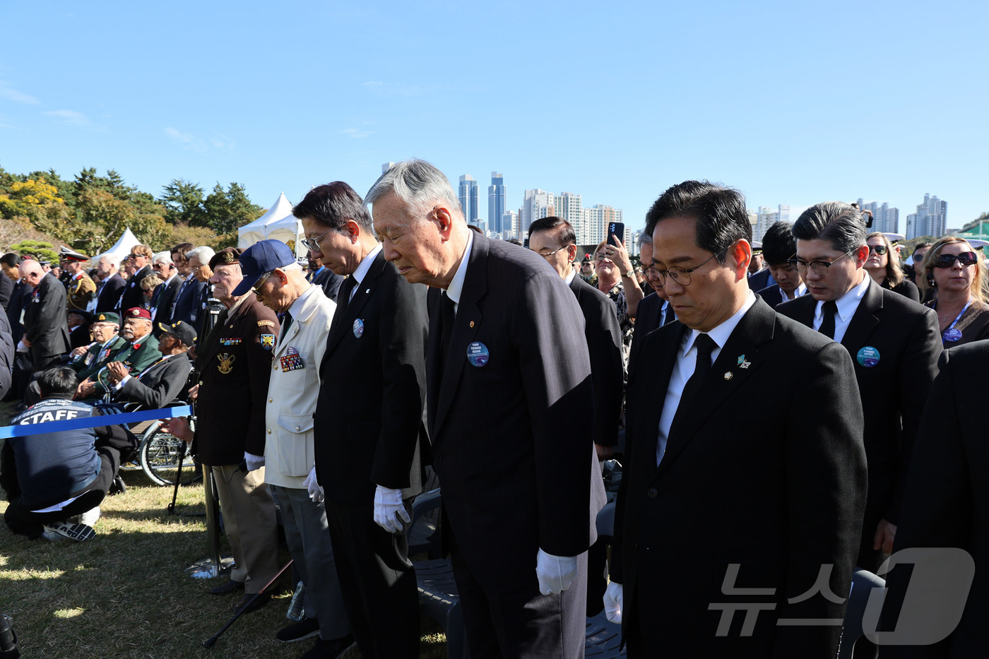 (서울=뉴스1) = 이중근 대한노인회장 겸 부영그룹 회장이 11일 부산 유엔기념공원에서 열린 ‘제19회 유엔 참전용사 국제 추모의 날’ 기념식에 국민대표로 참석해 6.25전쟁에 참 …