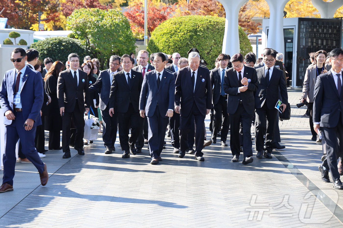 (서울=뉴스1) = 이중근 대한노인회장 겸 부영그룹 회장이 11일 부산 유엔기념공원에서 열린 ‘제19회 유엔 참전용사 국제 추모의 날’ 기념식에 국민대표로 참석해 6.25전쟁에 참 …