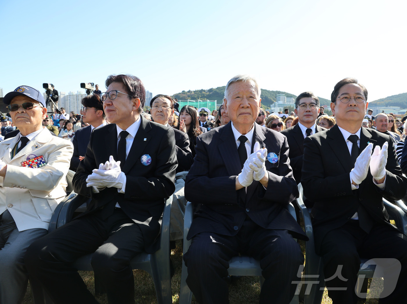(서울=뉴스1) = 이중근 대한노인회장 겸 부영그룹 회장이 11일 부산 유엔기념공원에서 열린 ‘제19회 유엔 참전용사 국제 추모의 날’ 기념식에 국민대표로 참석해 6.25전쟁에 참 …