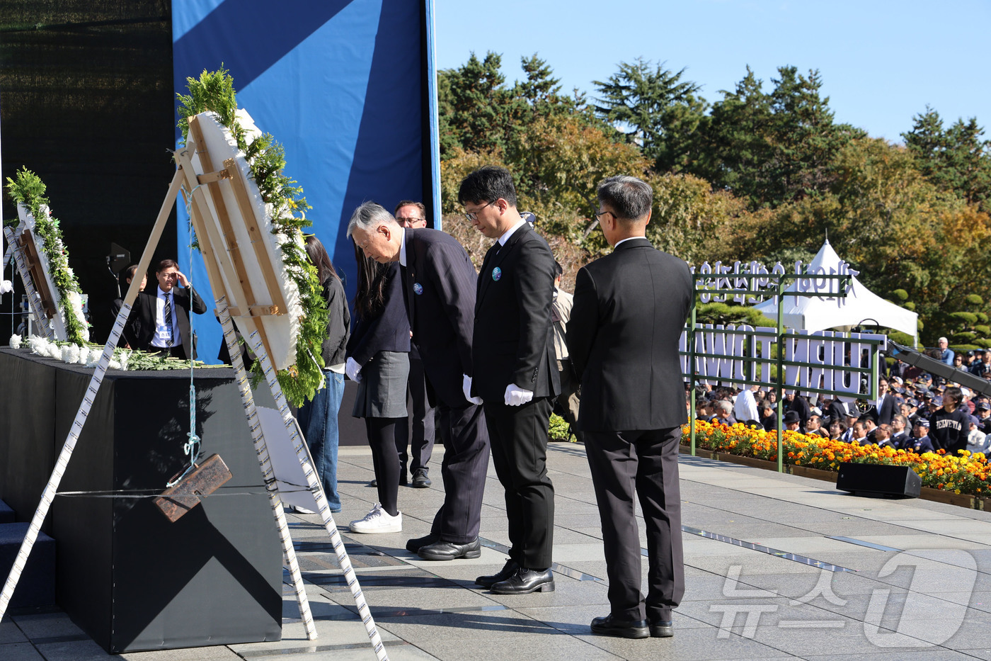 (서울=뉴스1) = 이중근 대한노인회장 겸 부영그룹 회장이 11일 부산 유엔기념공원에서 열린 ‘제19회 유엔 참전용사 국제 추모의 날’ 기념식에 국민대표로 참석해 6.25전쟁에 참 …