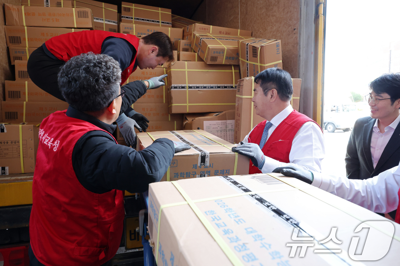 (광주=뉴스1) 이승현 기자 = 2026학년도 대학수학능력시험을 이틀 앞둔 11일 광주 서구 화정동 광주시교육청에 수능 문제지와 답안지가 도착해 관계자들이 이를 보관 장소로 옮기고 …