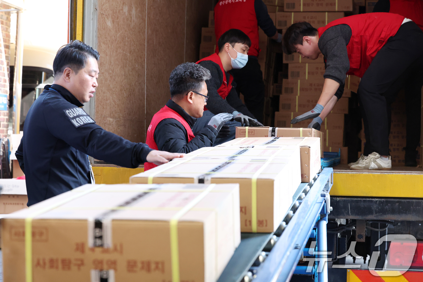 (광주=뉴스1) 이승현 기자 = 2026학년도 대학수학능력시험을 이틀 앞둔 11일 광주 서구 화정동 광주시교육청에 수능 문제지와 답안지가 도착해 관계자들이 이를 보관 장소로 옮기고 …