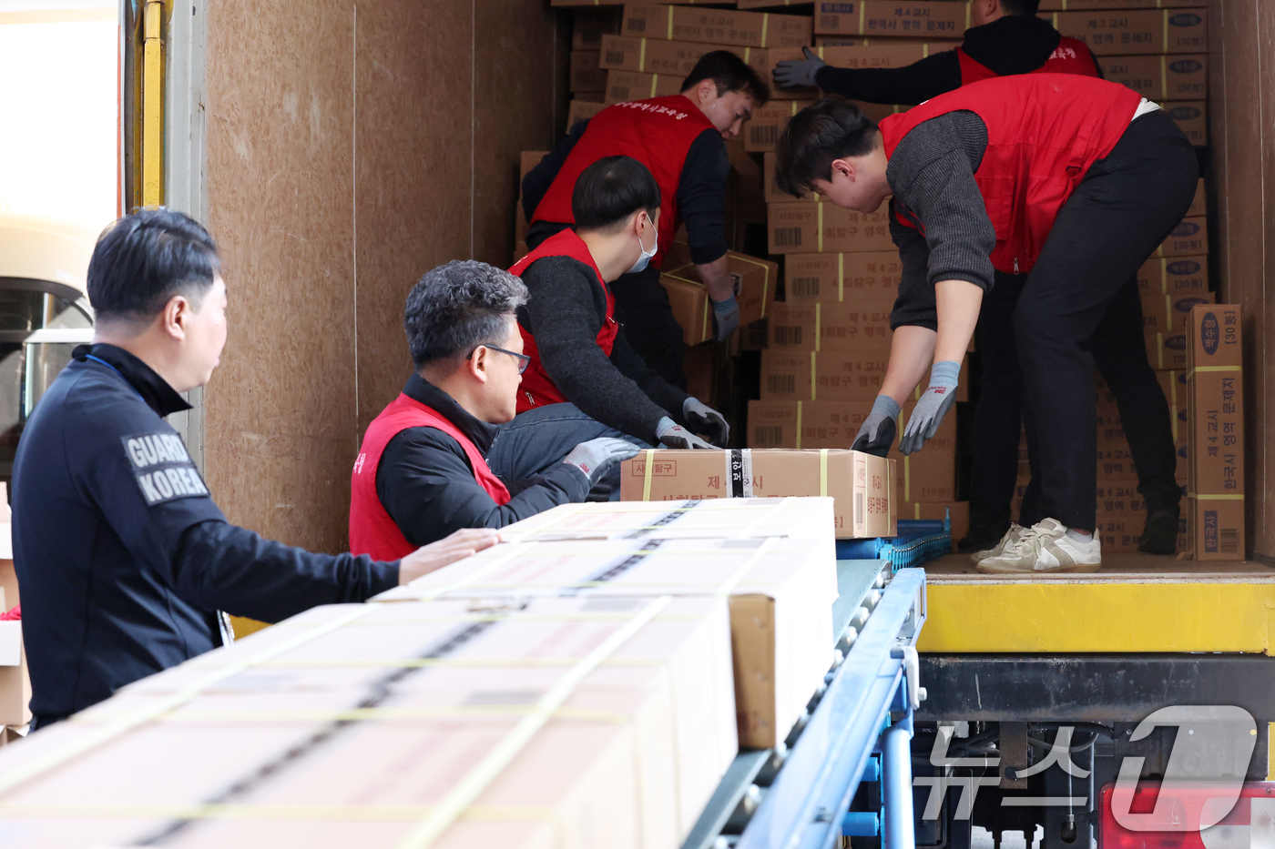 (광주=뉴스1) 이승현 기자 = 2026학년도 대학수학능력시험을 이틀 앞둔 11일 광주 서구 화정동 광주시교육청에 수능 문제지와 답안지가 도착해 관계자들이 이를 보관 장소로 옮기고 …
