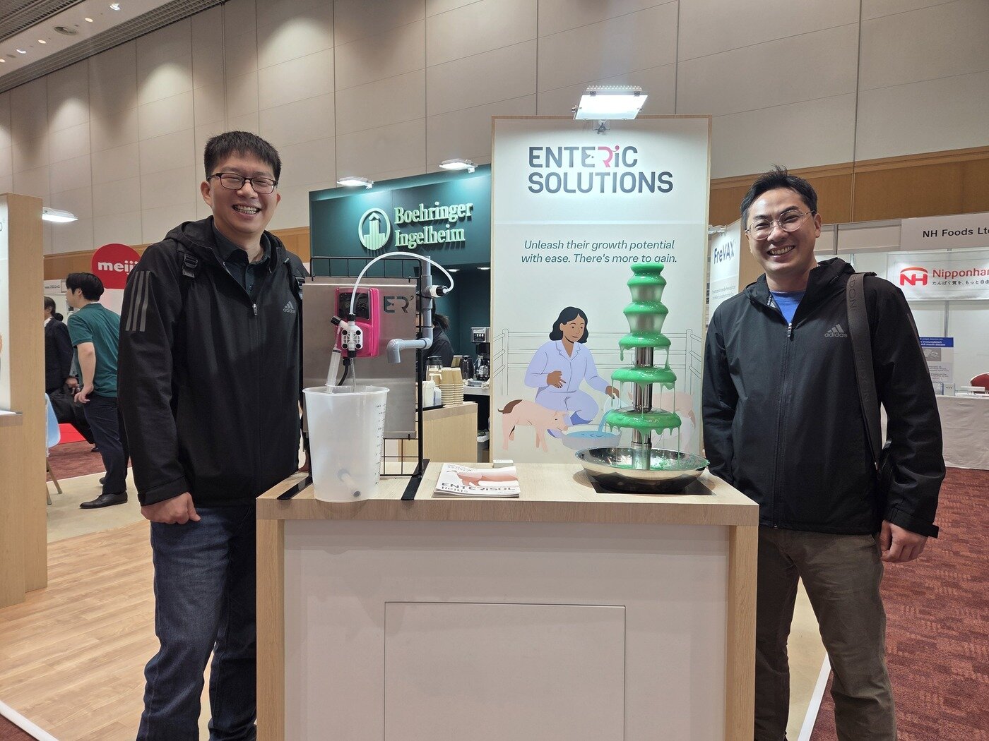본문 이미지 - 한국베링거인겔하임동물약품 양돈&축우사업부 신희승 부장(왼쪽)과 이세훈 차장이 경구용 회장염 백신 '엔테리솔 일리아이티스'를 소개하는 부스 앞에서 사진을 찍고 있다. ⓒ 뉴스1 한송아 기자