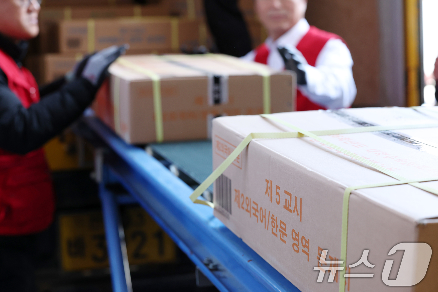 (광주=뉴스1) 이승현 기자 = 2026학년도 대학수학능력시험을 이틀 앞둔 11일 광주 서구 화정동 광주시교육청에 수능 문제지와 답안지가 도착해 관계자들이 이를 보관 장소로 옮기고 …