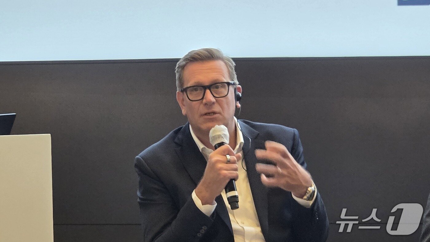 본문 이미지 - 사이먼 데이비스(Simon Davies) SAP 아태지역 총괄 회장이 서울 여의도 IFC Two 3층 더 포럼에서 열린 SAP코리아 창립 30주년 기자간담회서 발언하고 있다. 2025.11.11 뉴스1 ⓒ News1 김민석 기자