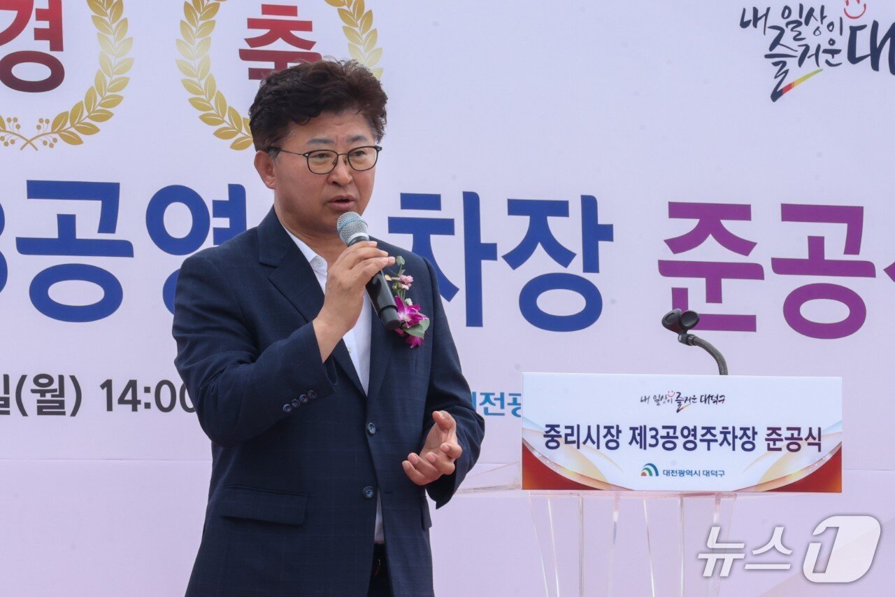 본문 이미지 - 최충규 대덕구청장이 신탄진-인천공항버스 운행 개통식에서 구민들에게 인사말을 전하고 있다.(대덕구 제공. 재판매 및 DB금지)/뉴스1