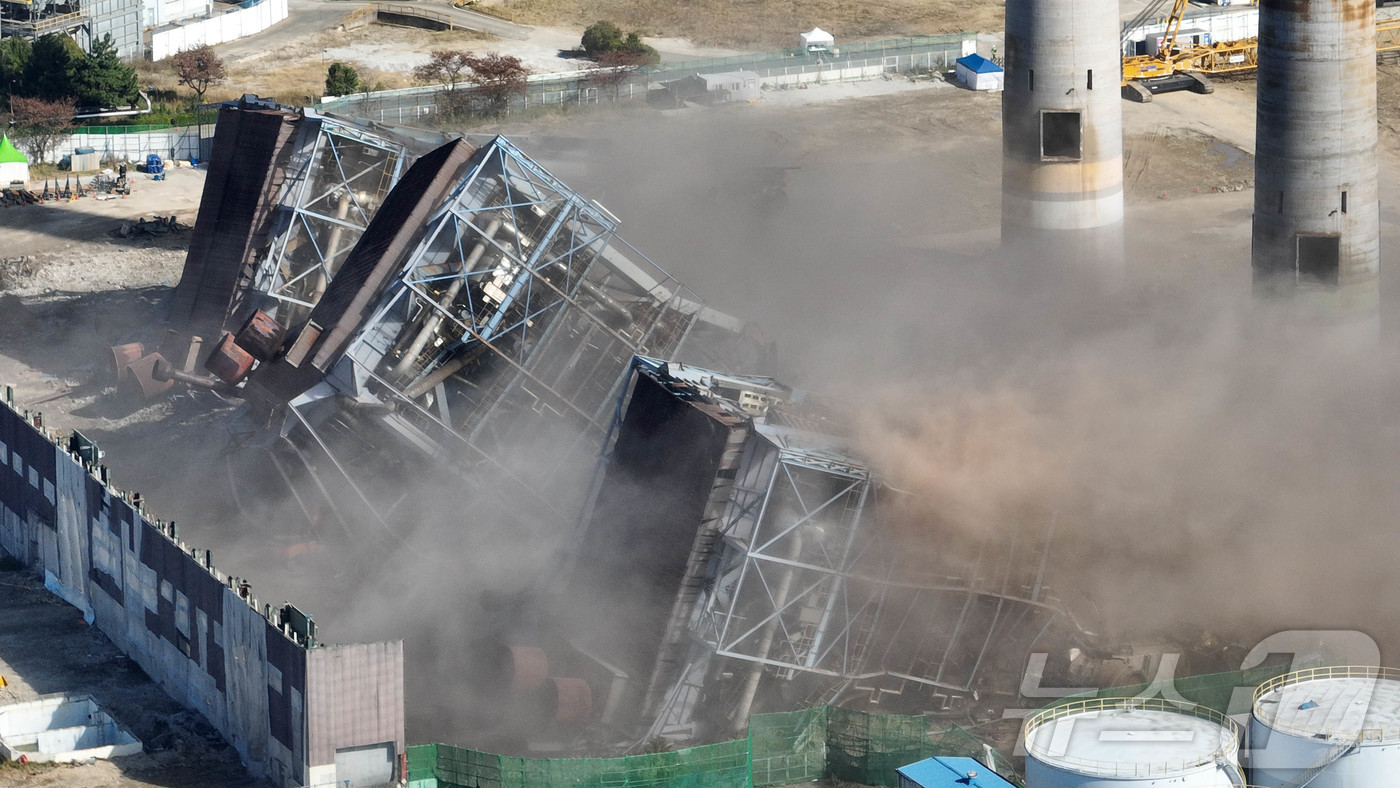 (울산=뉴스1) 안은나 기자 = 보일러 타워 붕괴 사고 발생 엿새째를 맞은 11일 울산 남구 울산화력발전소 보일러 타워 5호기 붕괴 사고 현장에서 4·6호기의 발파 해체 작업이 진 …