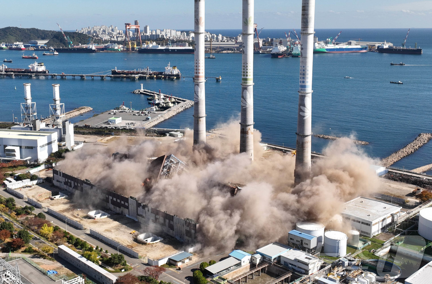 (울산=뉴스1) 안은나 기자 = 보일러 타워 붕괴 사고 발생 엿새째를 맞은 11일 울산 남구 울산화력발전소 보일러 타워 5호기 붕괴 사고 현장에서 4·6호기의 발파 해체 작업이 진 …