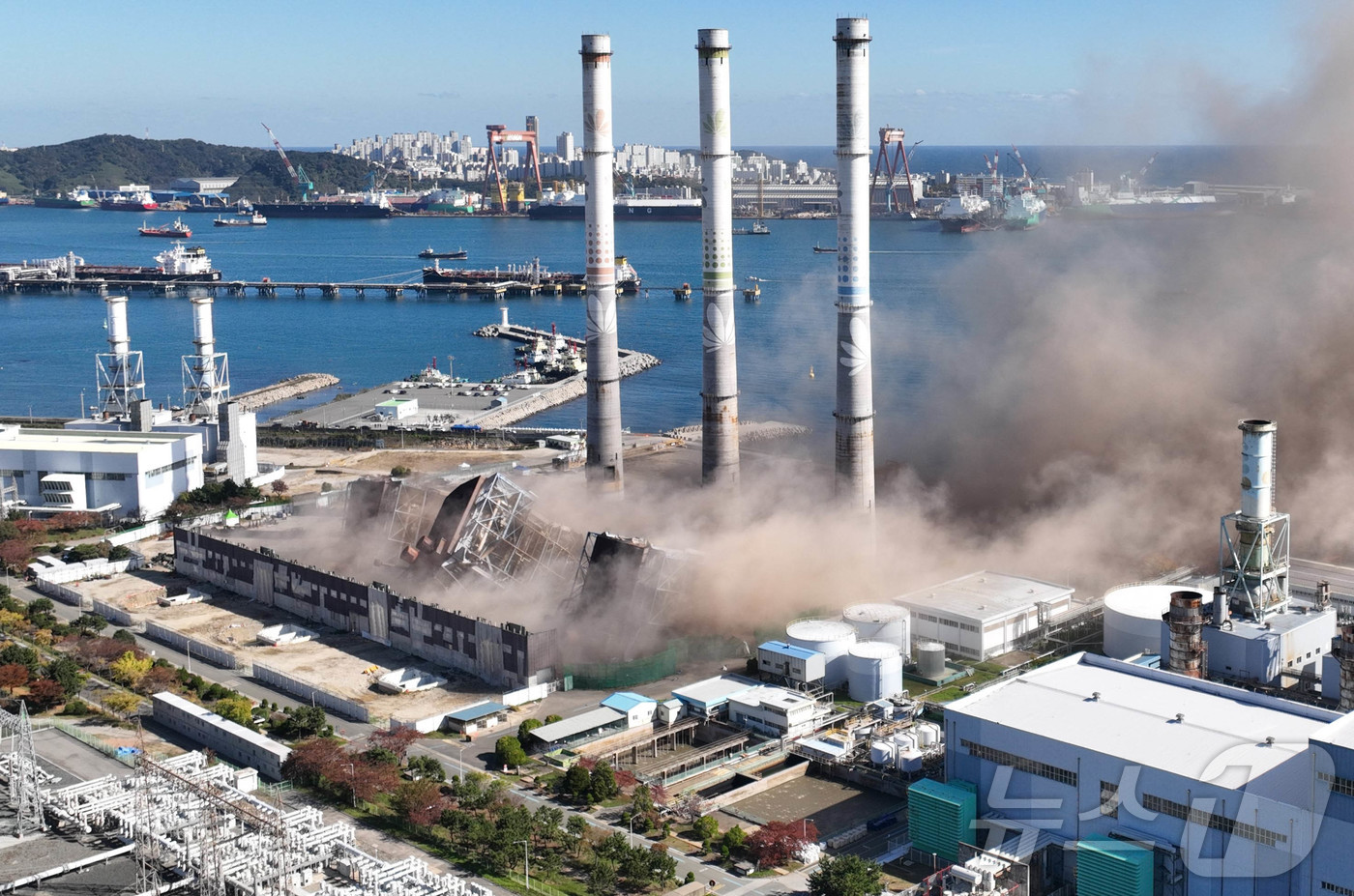 (울산=뉴스1) 안은나 기자 = 보일러 타워 붕괴 사고 발생 엿새째를 맞은 11일 울산 남구 울산화력발전소 보일러 타워 5호기 붕괴 사고 현장에서 4·6호기의 발파 해체 작업이 진 …