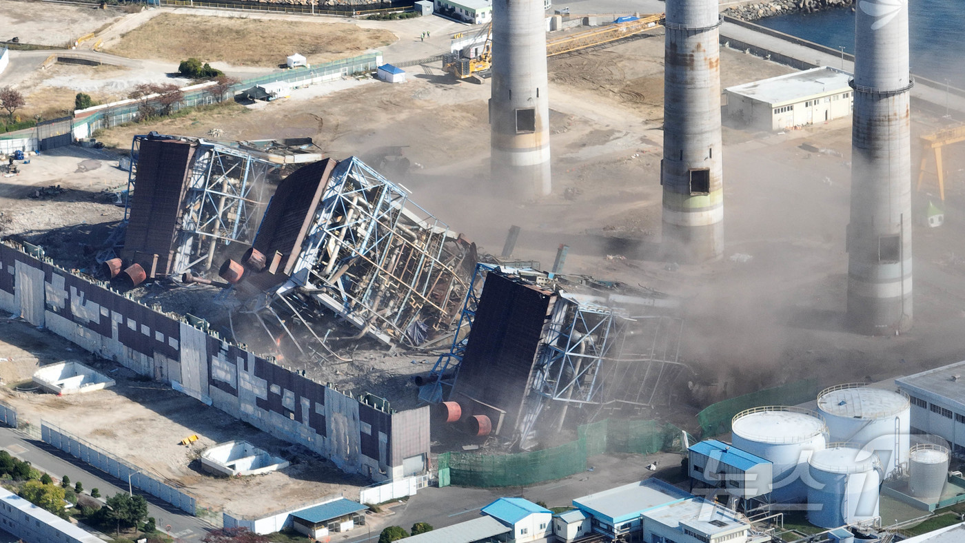 (울산=뉴스1) 안은나 기자 = 보일러 타워 붕괴 사고 발생 엿새째를 맞은 11일 울산 남구 울산화력발전소 보일러 타워 5호기 붕괴 사고 현장에서 4·6호기의 발파 해체 작업이 진 …