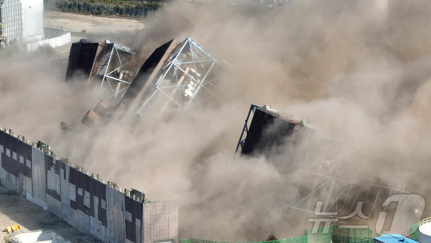 (울산=뉴스1) 안은나 기자 = 보일러 타워 붕괴 사고 발생 엿새째를 맞은 11일 울산 남구 울산화력발전소 보일러 타워 5호기 붕괴 사고 현장에서 4·6호기의 발파 해체 작업이 진 …