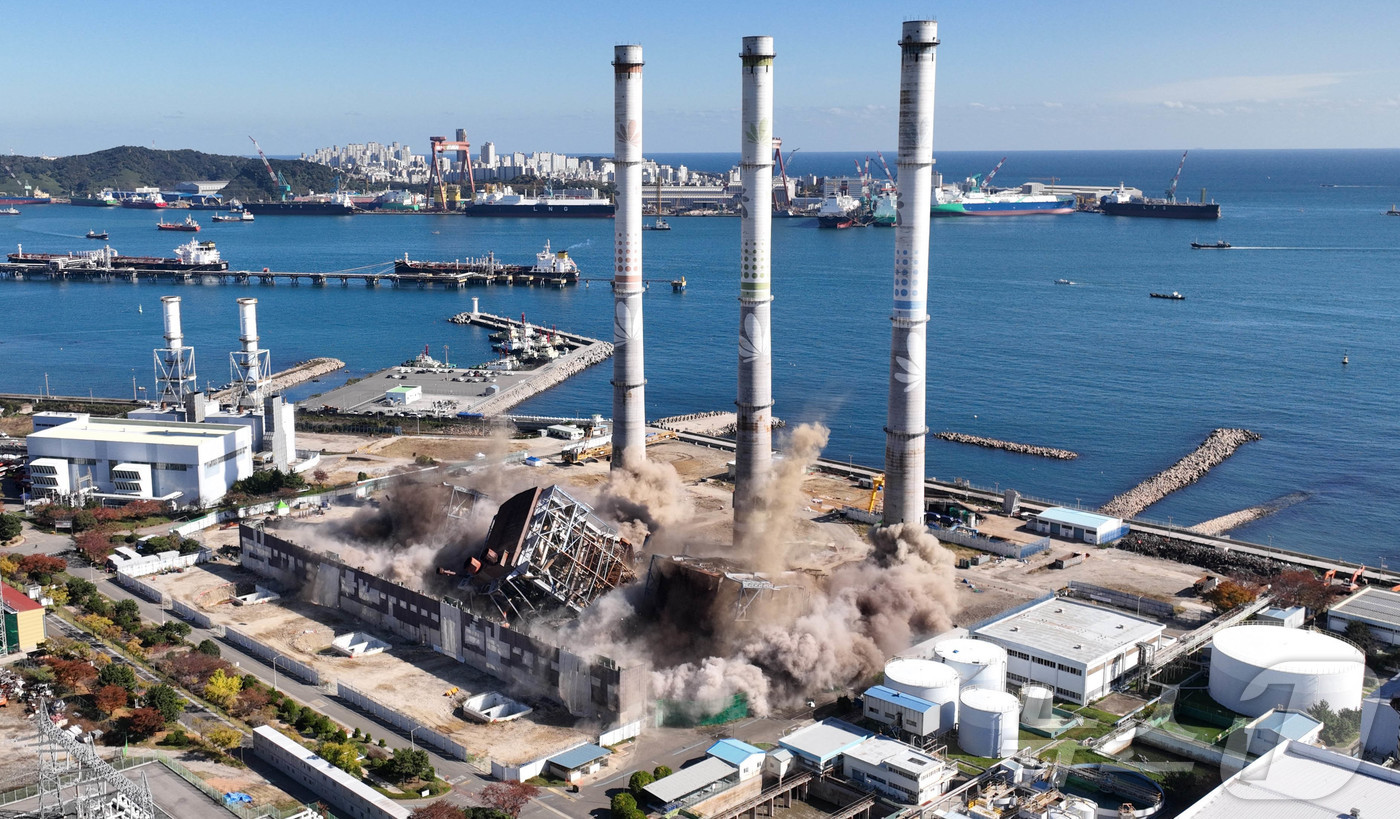 (울산=뉴스1) 안은나 기자 = 보일러 타워 붕괴 사고 발생 엿새째를 맞은 11일 울산 남구 울산화력발전소 보일러 타워 5호기 붕괴 사고 현장에서 4·6호기의 발파 해체 작업이 진 …