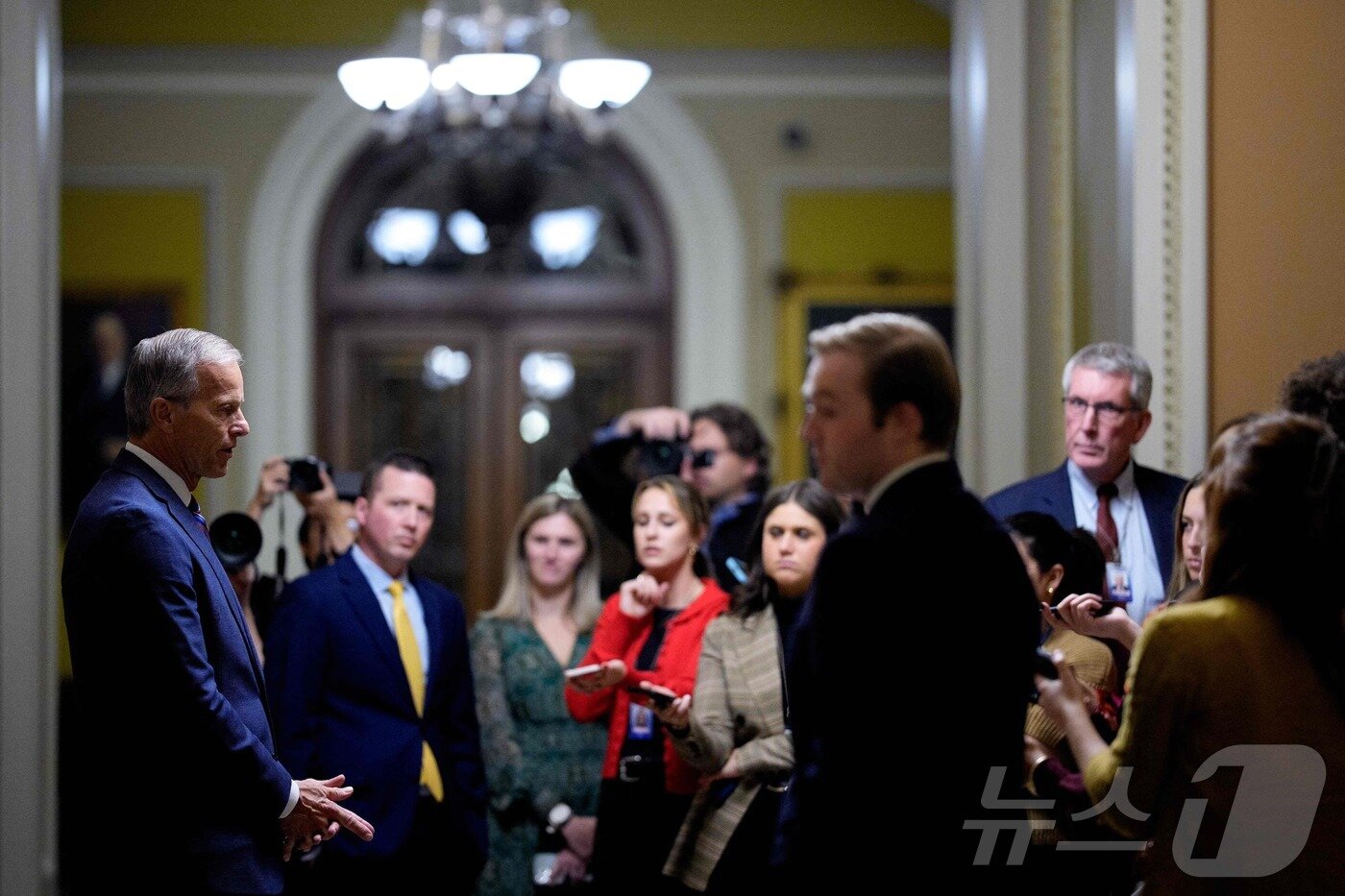 본문 이미지 - 존 슌 미국 상원 공화당 원내대표가 10일&#40;현지시간&#41; 워싱턴DC 국회의사당에서 상원이 임시 예산안을 통과시킨 후 기자들과 대화하고 있다. 2025.11.10 ⓒ AFP=뉴스1 ⓒ News1 김경민 기자