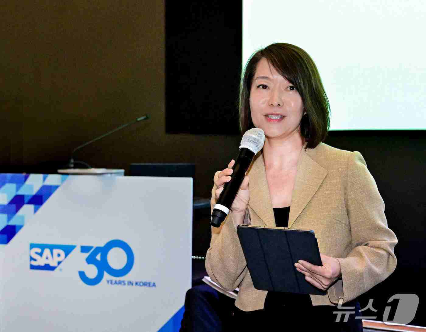 본문 이미지 - 신은영 SAP코리아 대표가 서울 여의도 IFC Two 3층 더 포럼에서 열린 SAP코리아 창립 30주년 기자간담회서 발언하고 있다. 2025.11.11 뉴스1 (SAP코리아 제공)
