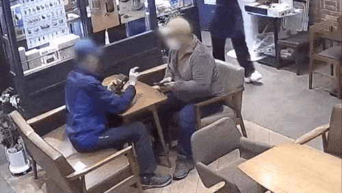 듣지 못하는 손님에 무릎 굽혀 수어로 "맛있게 드세요" 인사한 점주에 '울컥'