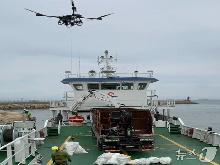 본문 이미지 - 드론을 활용한 해양쓰레기 수거 장면 &#40;인천시 제공.재판매 및 DB금지&#41;