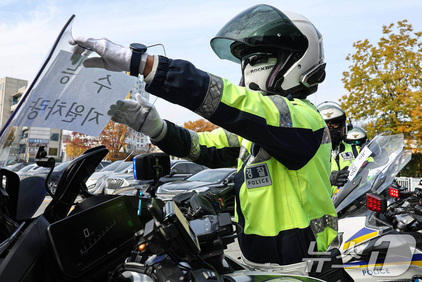 (수원=뉴스1) 김도우 기자 = 2026학년도 대학수학능력시험을 이틀 앞둔 11일 경기 수원 영통경찰서에서 교통안전계 경찰관들이 수능 당일 시험장 주변 특별 교통관리에 투입될 지원 …