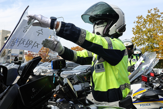 수능 D-2, 수능 지원 차량 준비하는 경찰관들