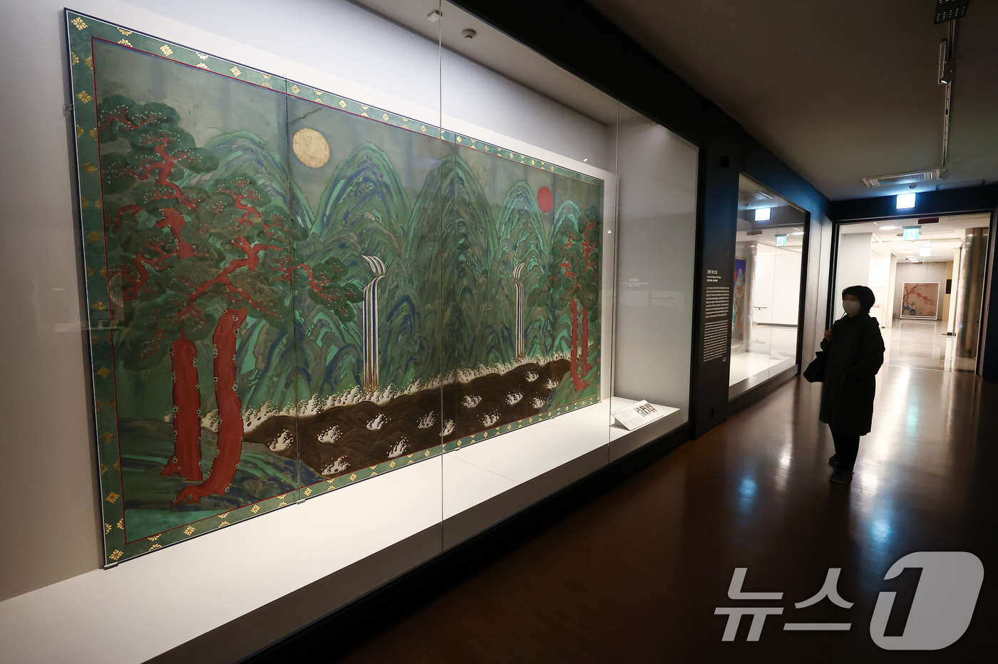(서울=뉴스1) 김민지 기자 = 11일 서울 종로구 국립고궁박물관 지하1층 궁중서화 상설전시실에 '일월오봉도(日月五峯圖) 병풍'이 전시돼 있다.조선시대 창덕궁 인정전에서 어좌 뒤에 …