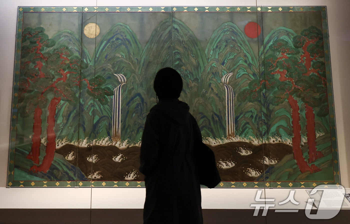 (서울=뉴스1) 김민지 기자 = 11일 서울 종로구 국립고궁박물관 지하1층 궁중서화 상설전시실에 '일월오봉도(日月五峯圖) 병풍'이 전시돼 있다.조선시대 창덕궁 인정전에서 어좌 뒤에 …
