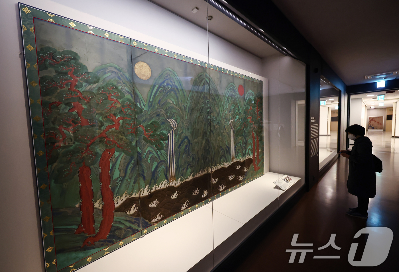 (서울=뉴스1) 김민지 기자 = 11일 서울 종로구 국립고궁박물관 지하1층 궁중서화 상설전시실에 '일월오봉도(日月五峯圖) 병풍'이 전시돼 있다.조선시대 창덕궁 인정전에서 어좌 뒤에 …