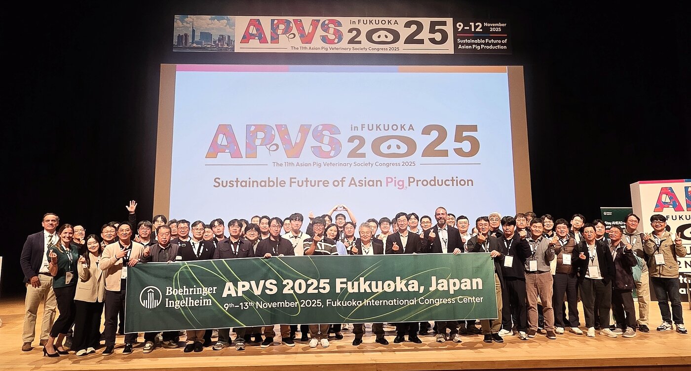 본문 이미지 - 2025 아시아돼지수의사대회에서 개최된 베링거인겔하임동물약품 심포지엄 참석자들이 기념 사진을 찍고 있다. ⓒ 뉴스1 한송아 기자