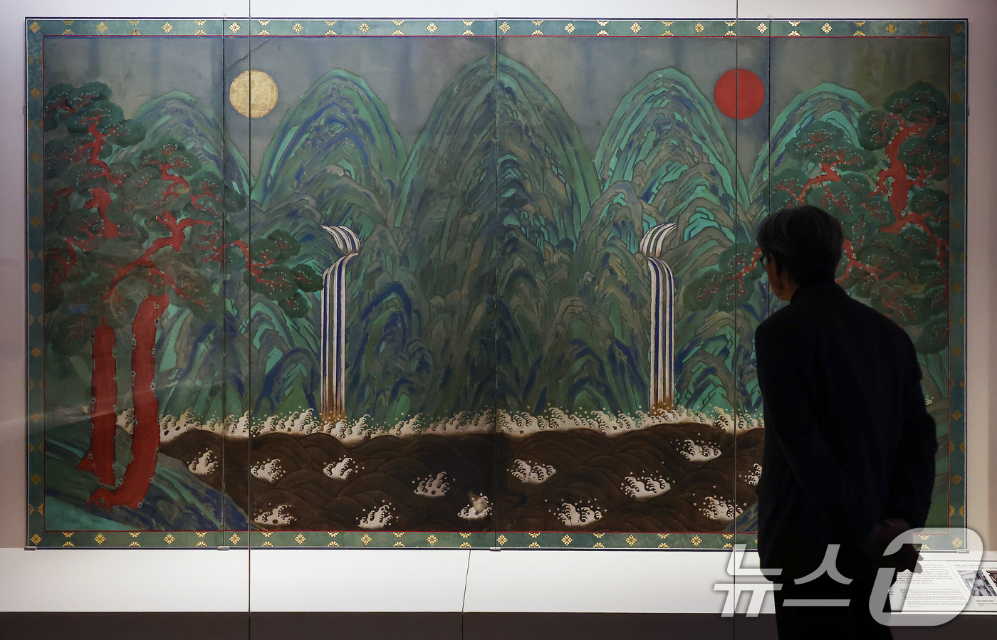 (서울=뉴스1) 김민지 기자 = 11일 서울 종로구 국립고궁박물관 지하1층 궁중서화 상설전시실에 '일월오봉도(日月五峯圖) 병풍'이 전시돼 있다.조선시대 창덕궁 인정전에서 어좌 뒤에 …