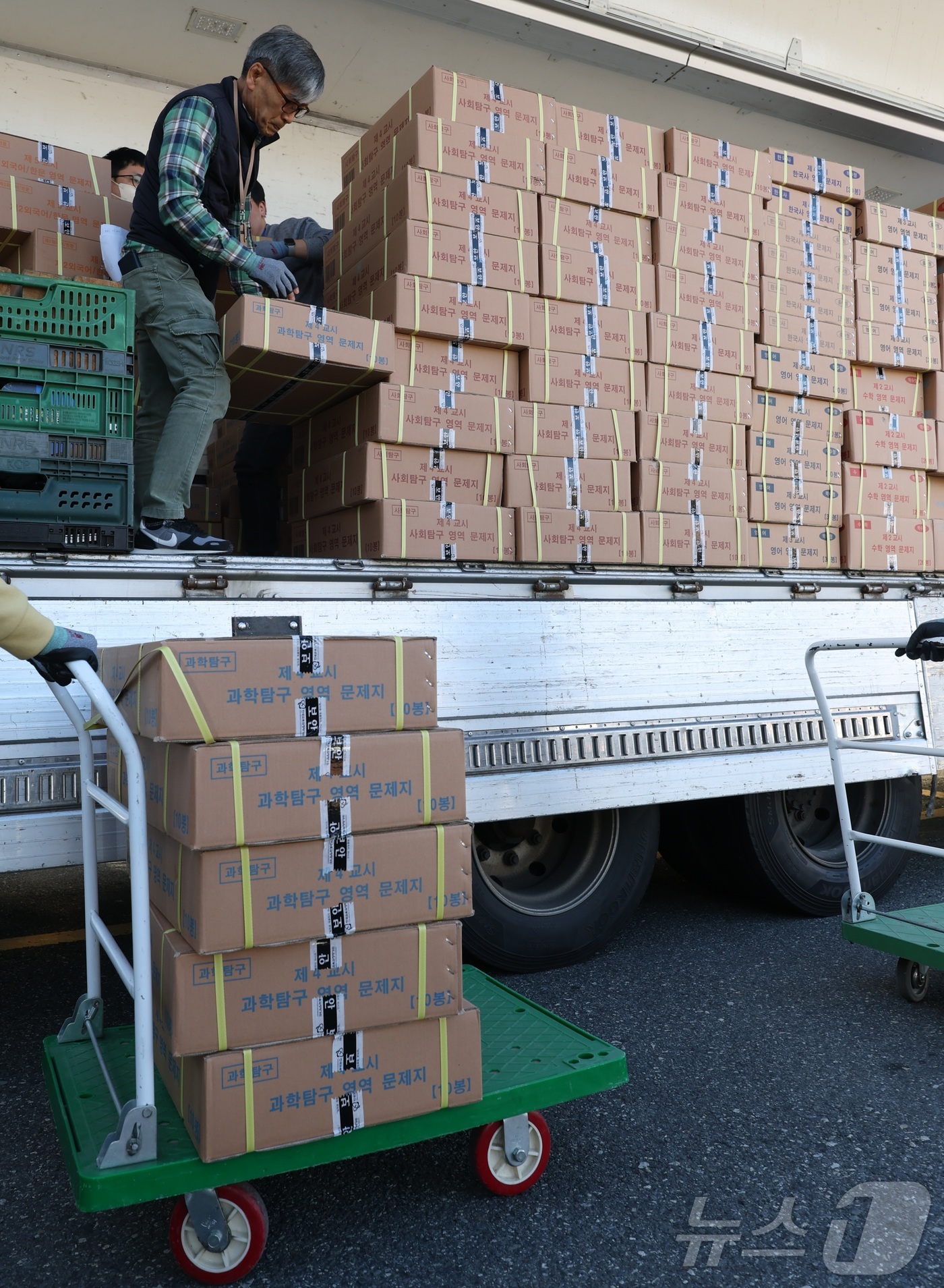 (전주=뉴스1) 유경석 기자 = 2026학년도 대학수학능력 시험을 이틀 앞둔 11일 전북 전주시 전주시험지구에 도착한 수능 문답지를 직원들이 보관장소로 옮기고 있다. 2025.11 …