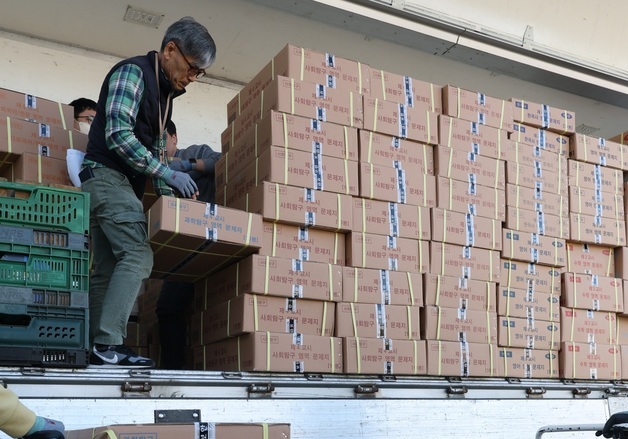 문답지 옮기는 관계자들