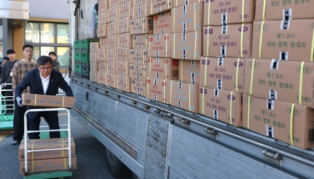 수능 문답지 옮기는 유정기 전북교육감 권한대행