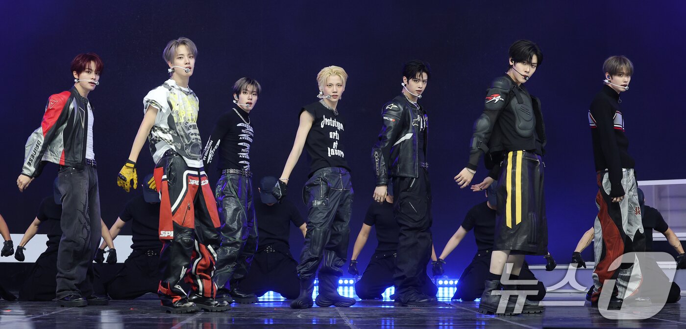 본문 이미지 - 그룹 클로즈 유어 아이즈(CLOSE YOUR EYES)가 11일 서울 강서구 SBS 공개홀에서 열린 미니 3집 'blackout(블랙아웃)' 발매 쇼케이스에서 타이틀곡 'SOB'를 선보이고 있다. 2025.11.11/뉴스1 ⓒ News1 권현진 기자