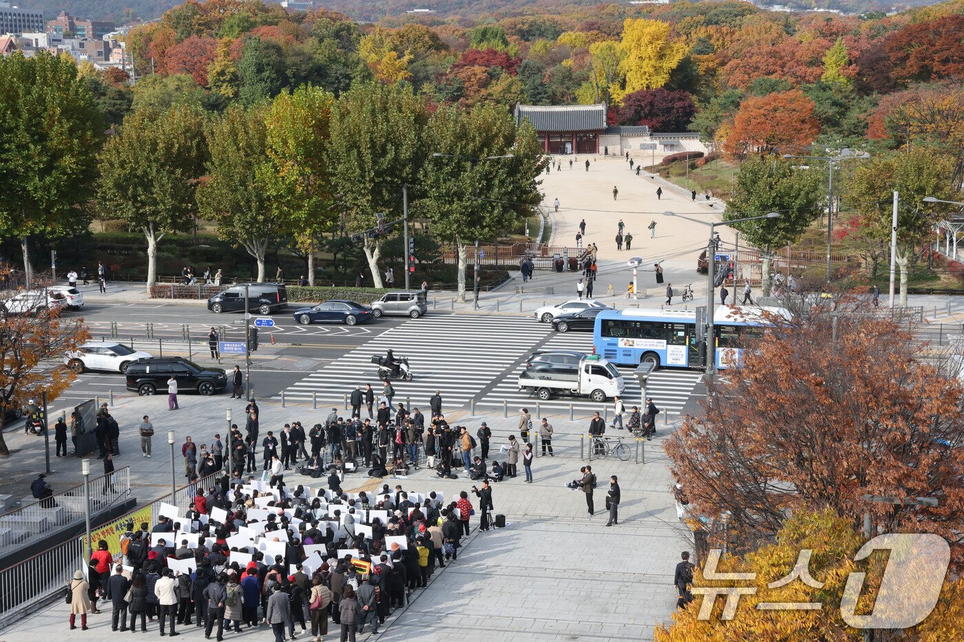 본문 이미지 - 세운4구역 토지주들이 11일 오후 서울 종로구 다시세운광장에서 국가유산청이 유네스코 세계유산인 종묘 인근 세운4구역 재개발 사업에 문제를 제기한 데 대해 국가유산청이 재개발을 불가능하게 한다면 부당한 행정 행위에 대한 책임을 물어 손해배상·직권남용 등 민형사상의 책임을 물을 것&#34;이라며 기자회견을 하고 있다. 2025.11.11/뉴스1 ⓒ News1 이광호 기자