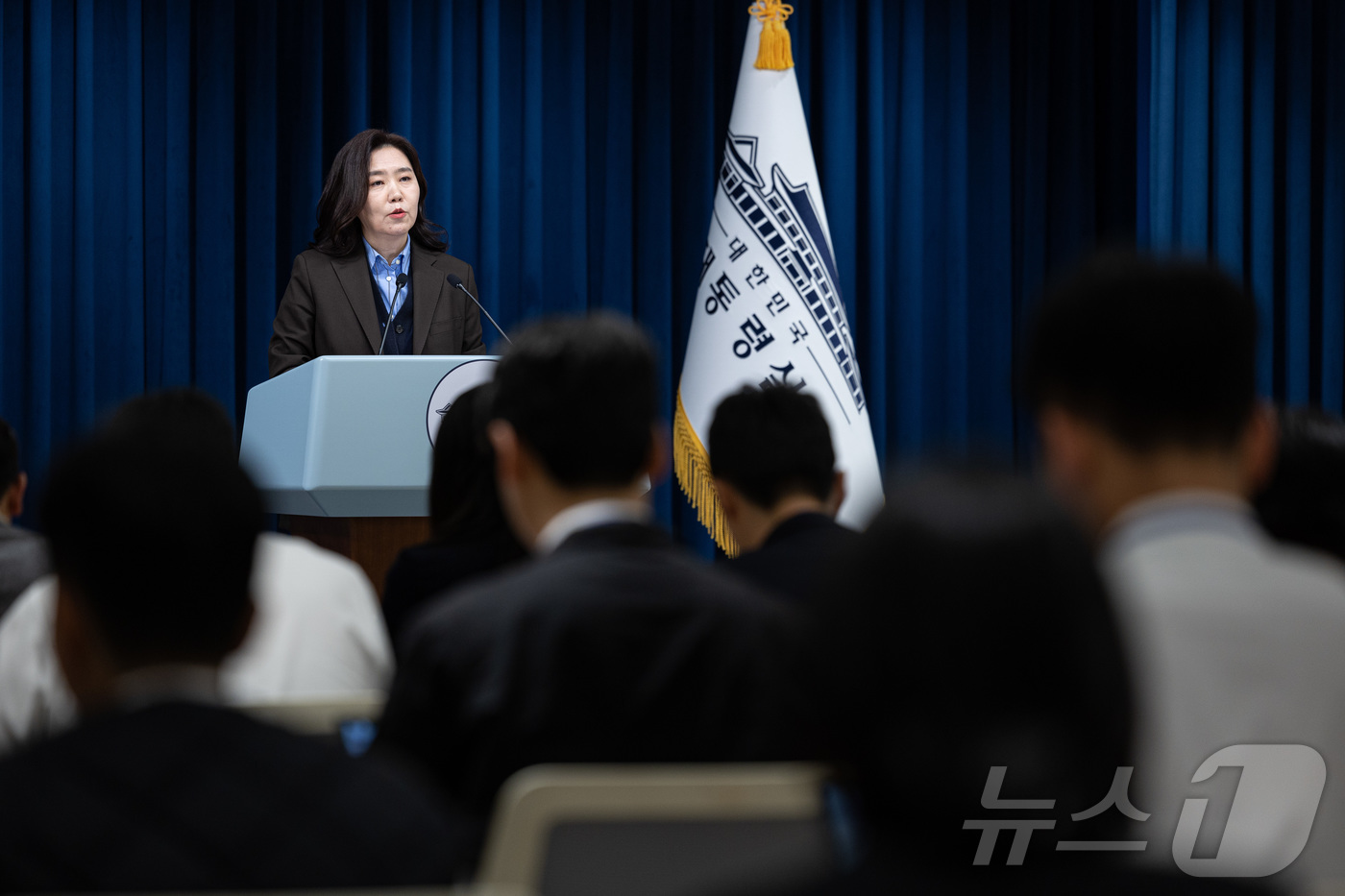 (서울=뉴스1) 이재명 기자 = 강유정 대통령실 대변인이 11일 서울 용산 대통령실 청사에서 국무회의 결정 관련 브리핑을 하고 있다. 2025.11.11/뉴스1