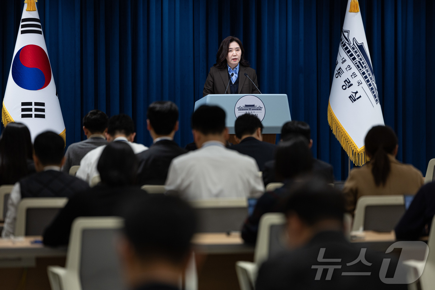 (서울=뉴스1) 이재명 기자 = 강유정 대통령실 대변인이 11일 서울 용산 대통령실 청사에서 국무회의 결정 관련 브리핑을 하고 있다. 2025.11.11/뉴스1